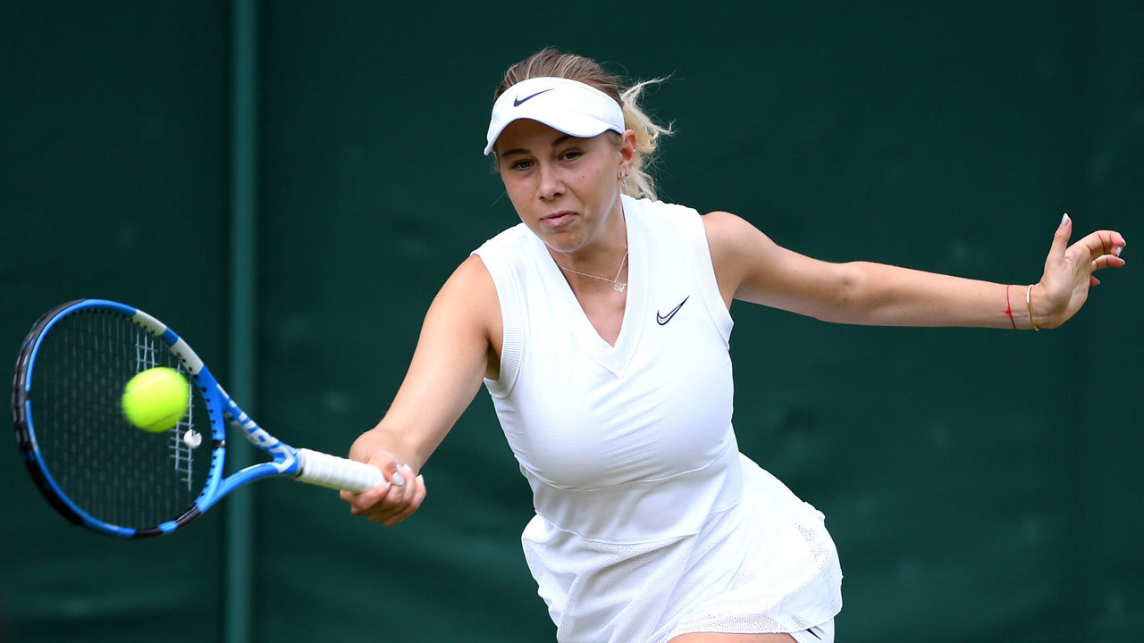 他在接受采 他在接受采